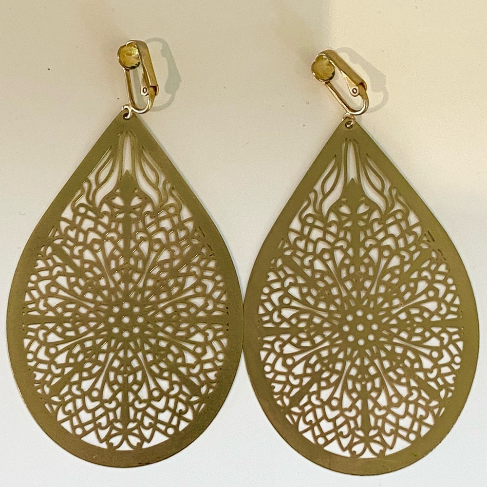 Elegant Gold Filigree Teardrop Earrings